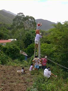 mujeres particpando activamente en el proyecto de electrificacion